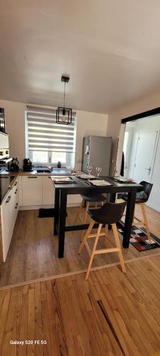 - une cuisine avec une table et des chaises noires dans la chambre dans l'établissement maison cosy, à Quimper