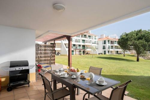 Stylish 2BR Ground Floor Apartment in Vila Sol, Direct Garden and Poolside Acces