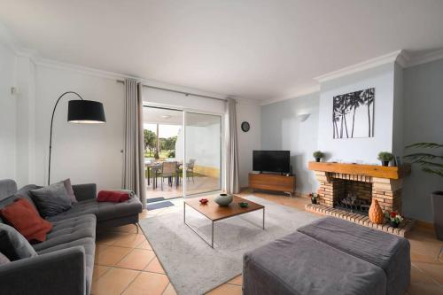 Stylish 2BR Ground Floor Apartment in Vila Sol, Direct Garden and Poolside Acces