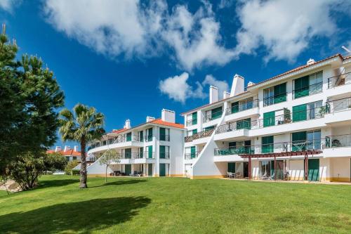 Stylish 2BR Ground Floor Apartment in Vila Sol, Direct Garden and Poolside Acces