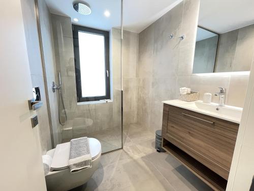 Phòng tắm tại Sun and Sea Apartment - Beachfront, 2 Bedrooms with Sea View & Garden