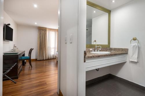 TV a/nebo společenská místnost v ubytování Hotel Le Manoir Bogotá