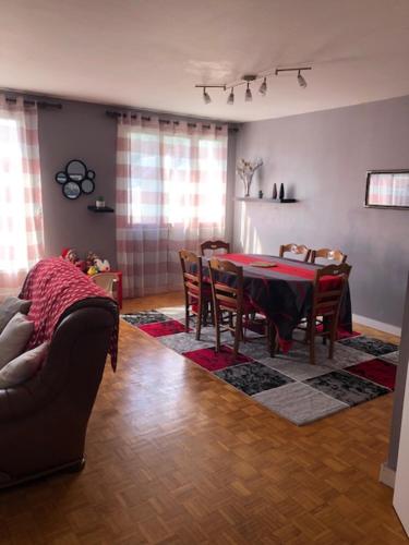 un salon avec une table et un canapé dans l'établissement Ty Marie - Internet par fibre - Wifi gratuit, à Quimper