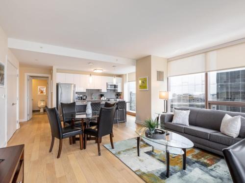 Un lugar para sentarse en Luxury Apt with Gym Downtown