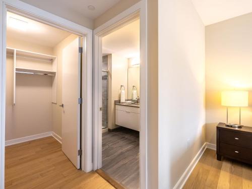 Un baño de Luxury Apt with Gym Downtown