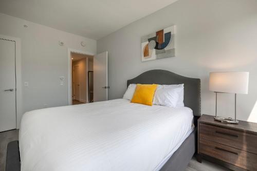 Ένα ή περισσότερα κρεβάτια σε δωμάτιο στο Modern Apt Close to Downtown