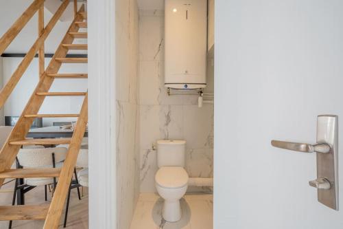 La salle de bains est pourvue de toilettes et d'un escalier. dans l'établissement Appartement Mezzanine proche Atelier des lumières, à Paris