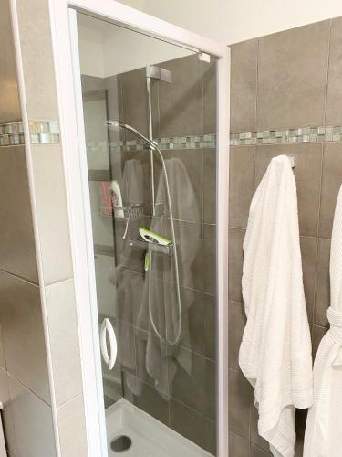 une douche avec une porte vitrée dans une salle de bain dans l'établissement Proche Palais Des Festivals - Croisette,Studio Bella - Palmazur Vacances, à Cannes