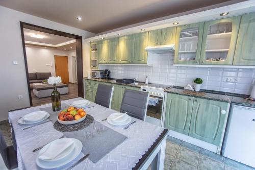 Kuchyňa alebo kuchynka v ubytovaní Németh Apartman Sárvár