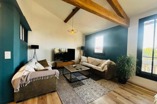 un salon avec un canapé et une télévision dans l'établissement Le Perchoir- Vue imprenable sur ville - Wifi, à Perpignan