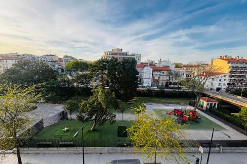 un parc au milieu d'une ville dans l'établissement Le Perchoir- Vue imprenable sur ville - Wifi, à Perpignan