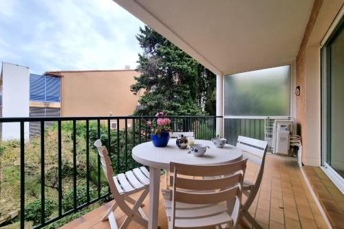 a patio with a table and chairs on a balcony at Ô Saphir de Collioure - Proche plage - Garage - WIFI in Collioure