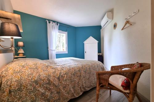 a bedroom with blue walls and a bed and a chair at Ô Saphir de Collioure - Proche plage - Garage - WIFI in Collioure