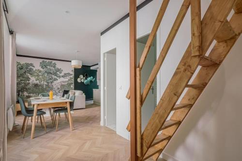 une cuisine et une salle à manger avec une table et des chaises dans l'établissement Appartement Mezzanine cœur du 11ème arrondissement, à Paris