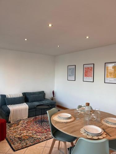 un salon avec une table et un canapé dans l'établissement Le paisible, à Oullins