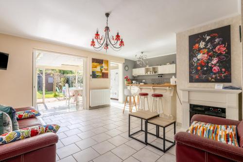 un salon avec un canapé et une cuisine dans l'établissement Maison La Mouette proche plage golf, à Pornic