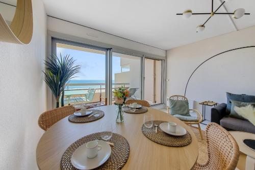 une salle à manger avec une table avec vue sur l'océan dans l'établissement La Perle - Vue Mer, Parking Privée Clos, Traversant ,Tv 4K, Fibre, à Canet
