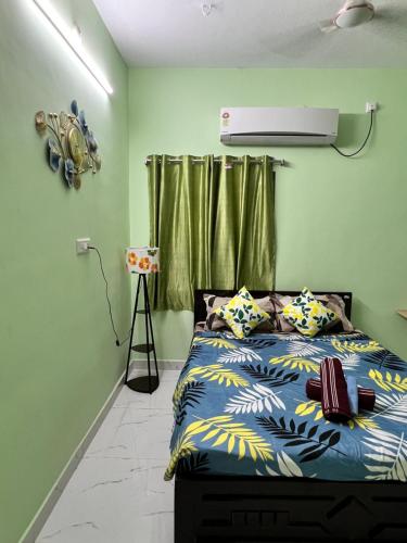 1 Schlafzimmer mit einem Bett und Klimaanlage in der Unterkunft Sri Bairav Cottage in Madurai