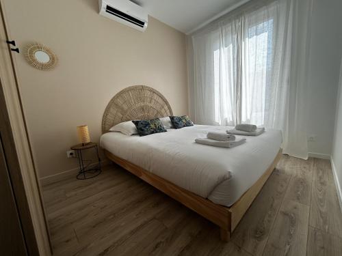 une chambre avec un grand lit avec une grande fenêtre dans l'établissement Voie des Sacres - Cathédrale de Reims, à Reims