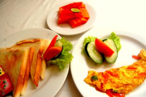 Hotel Dhyana Pura في Kapal: طاولة عليها طبقين من الطعام