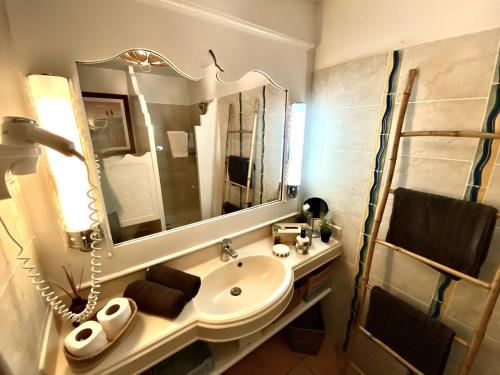 Ein Badezimmer in der Unterkunft Studio Céladon village vacances Ste Anne Guadeloupe