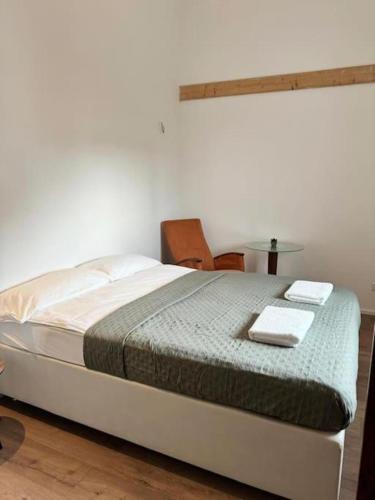 a bedroom with a bed with two towels on it at Heaven Homes - Privatzimmer in der Nähe von Hbf in Düsseldorf