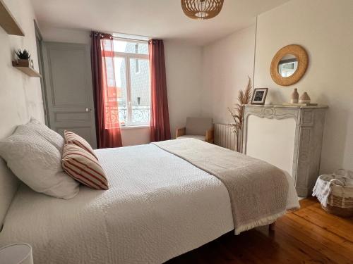 a bedroom with a white bed and a window at Raffiné - Literie haut de gamme - Parking Gratuit - Central - WIFI rapide in Bapaume