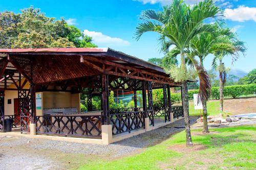 Κήπος έξω από το Holly House La Fortuna