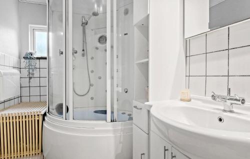 Un baño de Awesome Home In Augustenborg With Sauna