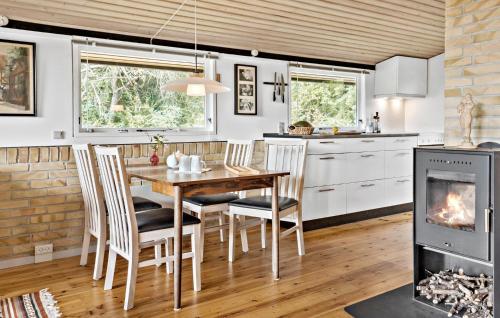 Una cocina o cocineta en 4 Bedroom Cozy Home In Jægerspris