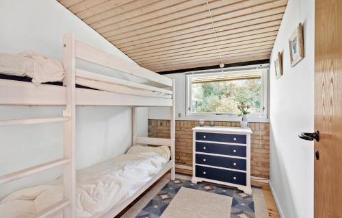 Una cama o camas en una habitación de 4 Bedroom Cozy Home In Jægerspris