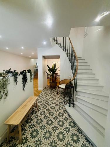 - un escalier dans une pièce avec un banc et une table dans l'établissement La Villa des Platanes Parking Terrasse- WIFI, à Perpignan
