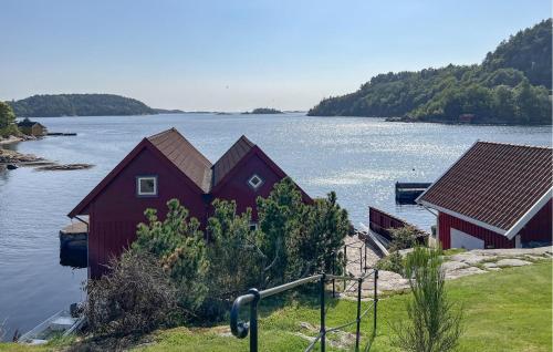 a row of houses on the shore of a lake at 2 Bedroom Lovely Home In Lindesnes in Lonestranda