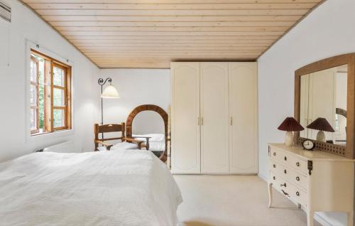 Ένα ή περισσότερα κρεβάτια σε δωμάτιο στο Cozy Home In Lundby With Wifi