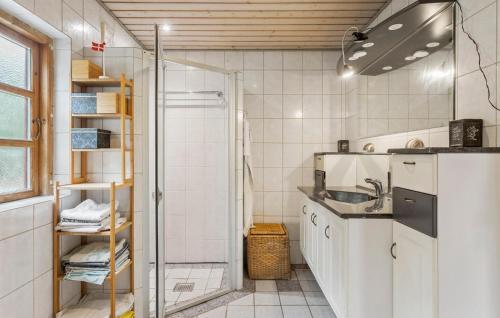 Η κουζίνα ή μικρή κουζίνα στο Cozy Home In Lundby With Wifi