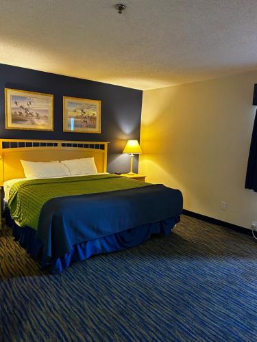 a hotel room with a large bed in a room at Ameristay Inn & Suites in Waverly