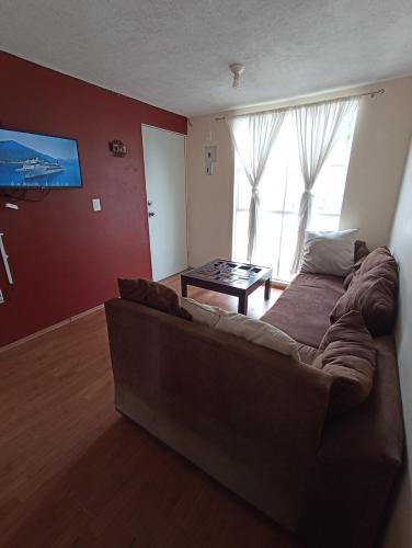 a living room with a couch and a table at A 10 min del zócalo!! Casa de 2 plantas in Atlixco