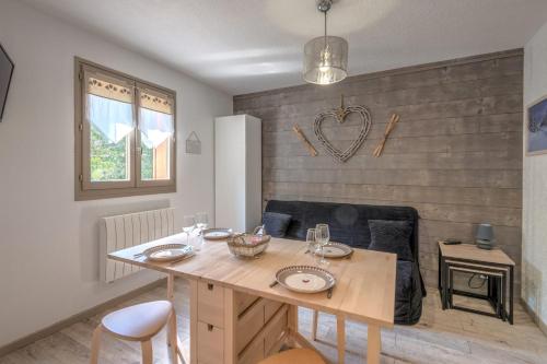 un salon avec une table et un canapé dans l'établissement Studio Dryades - Mont Blanc view - Welkeys, aux Houches