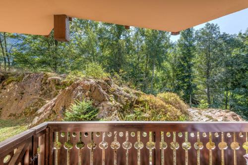 - un balcon en bois avec vue sur la forêt dans l'établissement Studio Dryades - Mont Blanc view - Welkeys, aux Houches