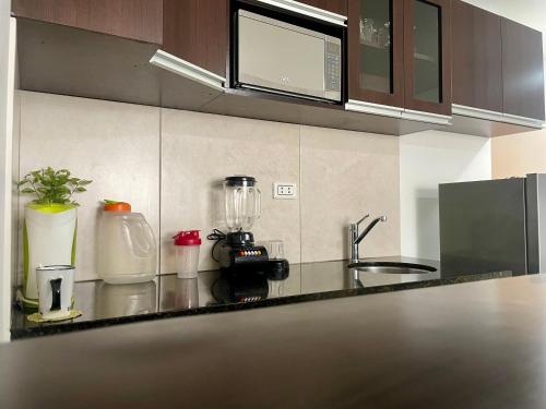 a kitchen with a counter top with a blender at Cálido Apartamento en Zona Exclusiva in Santa Cruz de la Sierra
