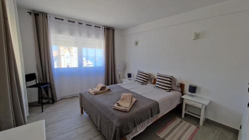 a bedroom with a bed with two towels on it at Apartamento Cristino in Luz