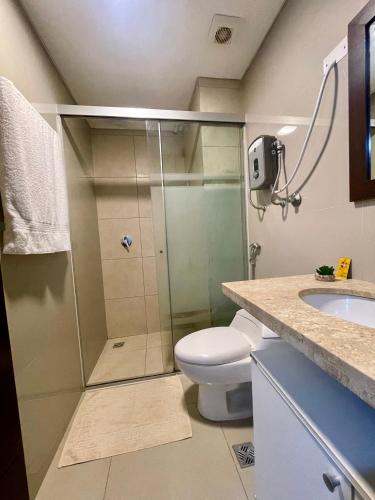 a bathroom with a shower with a toilet and a sink at Cálido Apartamento en Zona Exclusiva in Santa Cruz de la Sierra