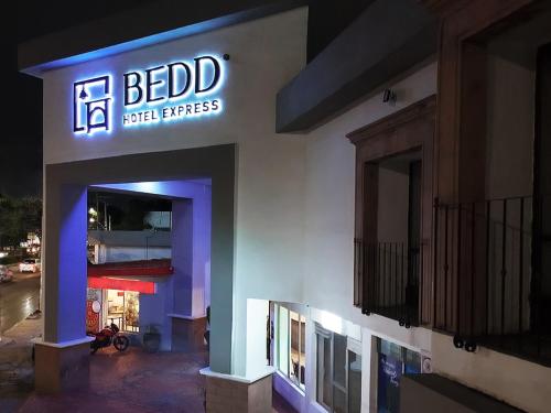 a building with a led sign on the side of it at Hotel Bedd Express Querétaro in Querétaro