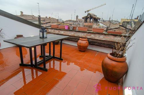 a table on top of a roof with vases at Le Belle Époque in Parma