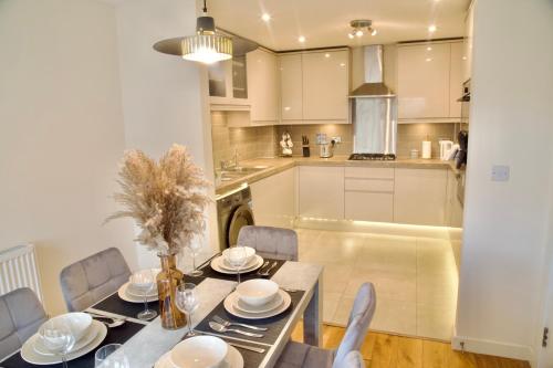 a kitchen and dining room with a table and chairs at Spacious Stay made for Contractors & Families ! 3 Bedroom House 2 Bathroom in Reading up to 3 Free Parking !! in Reading
