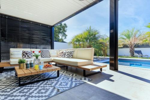 un salon avec un canapé et une table dans l'établissement Villa Oasis d'Azur - Welkeys, à Labenne