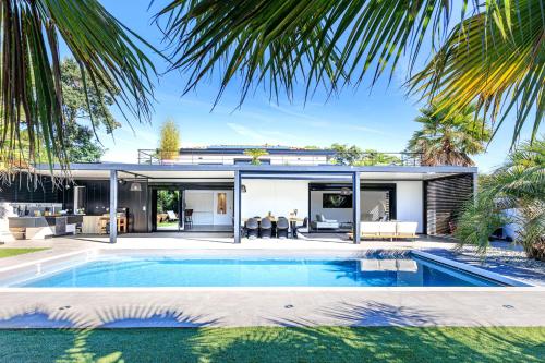 une vue extérieure d'une maison avec piscine dans l'établissement Villa Oasis d'Azur - Welkeys, à Labenne