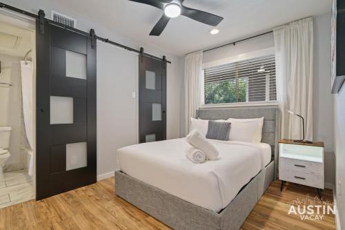 奥斯汀Comfy ATX Apt plus Balcony and Smart TV and Free Parking的带床和吊扇的卧室