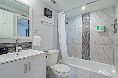 奥斯汀Comfy ATX Apt plus Balcony and Smart TV and Free Parking的配有马桶、水槽和淋浴的浴室