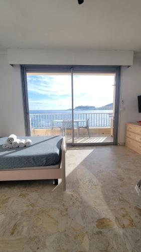 une chambre avec un lit et une vue sur l'océan dans l'établissement La plage à vos pieds, magnifique vue sur Ajaccio, pour 2 personnes, à Ajaccio